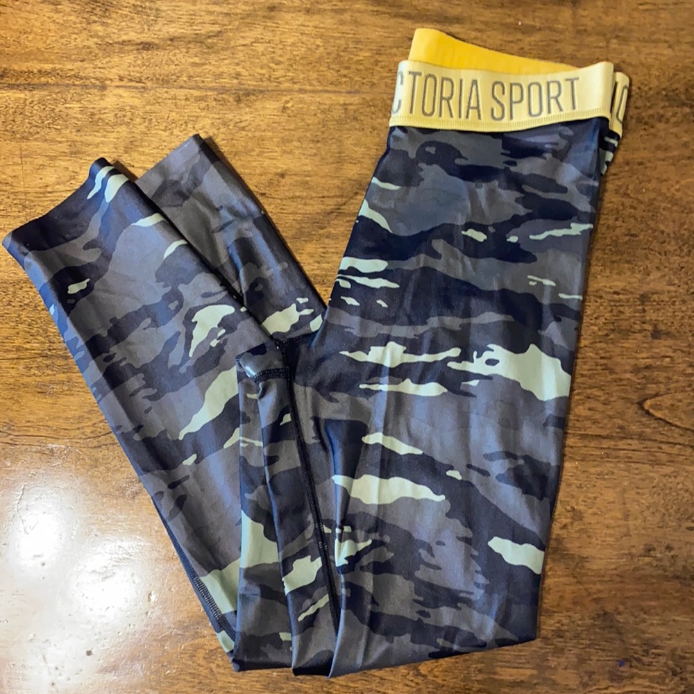 Victoria’s Secret Sport camo leggings